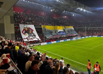 “Me plis për Berlin”/ Tifozat Kuq e Zi shpalosin banderolën gjigande