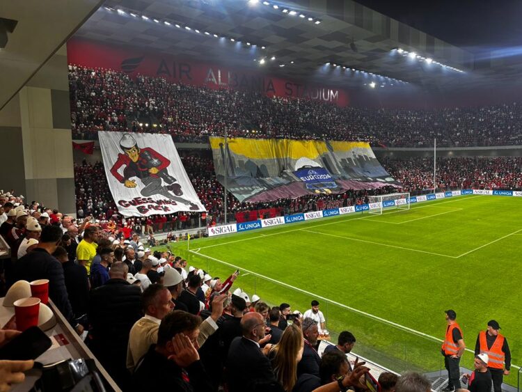 “Me plis për Berlin”/ Tifozat Kuq e Zi shpalosin banderolën gjigande