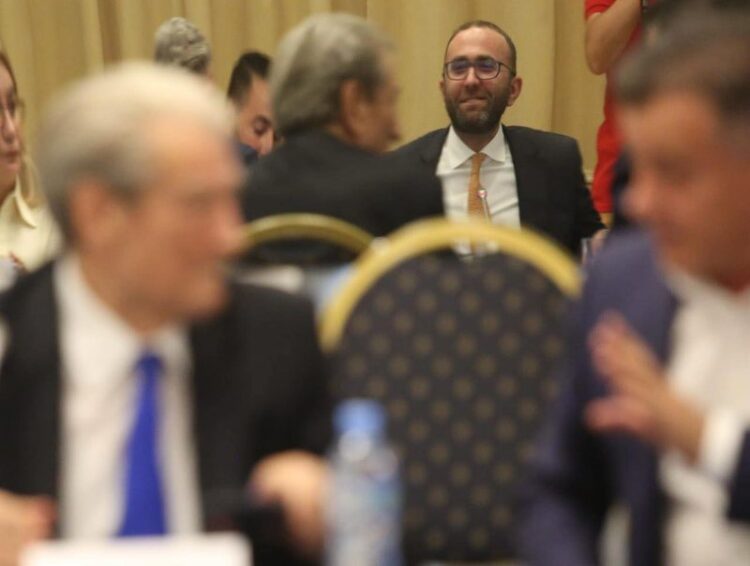 Mbështetësit e Bashës shënjestrojnë Bardhin: S’ka parime, ka cënuar PD (VIDEO)