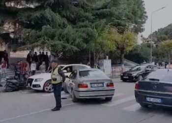 Autoshkolla përplas motorin, një person përfundon në spital