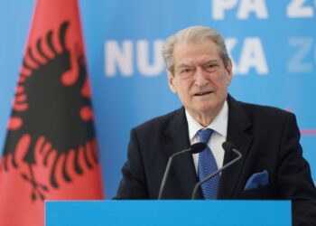 Degët e mësuesisë po mbyllen, Berisha apel studentëve: Ngrihuni…