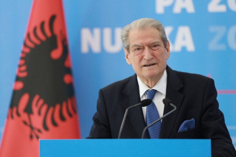 Degët e mësuesisë po mbyllen, Berisha apel studentëve: Ngrihuni…