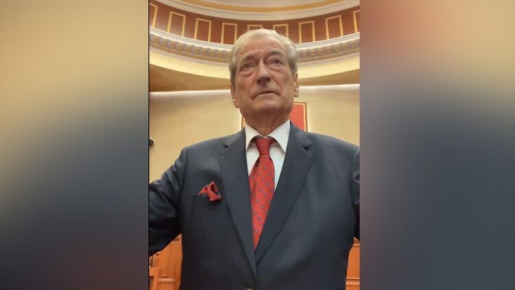 “Pushoni se ju nxjerrim jashtë,” Berisha mori kontrollin e Kuvendit