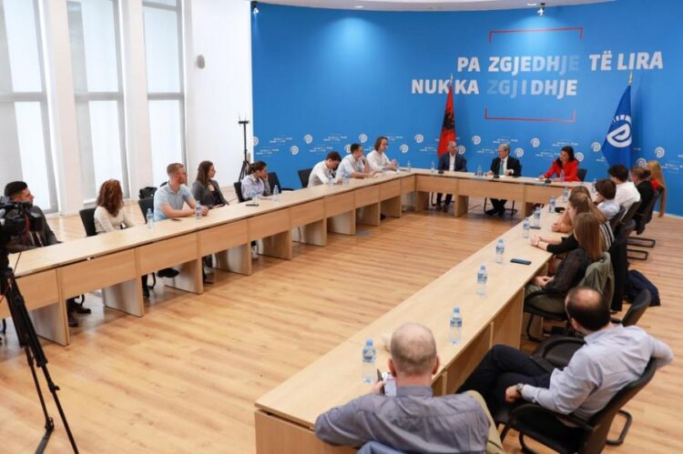 Berisha me studentë hungarezë: Pluralizmi ka rëndësi jetike