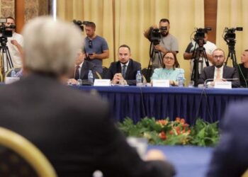 Mblidhen deputetët e opozitës, të pranishëm Berisha dhe Bardhi