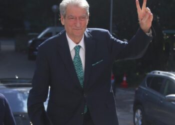 Sot masa për dhëndrin e tij, Berisha duket i qeshur e me gishtat lart