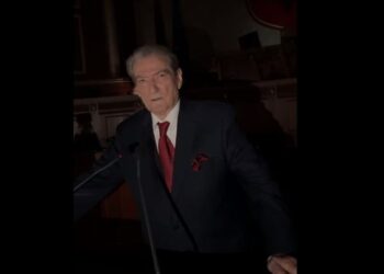 “Nëse s’doni të digjet salla”, opozita kërcënon pas fikjes së dritave