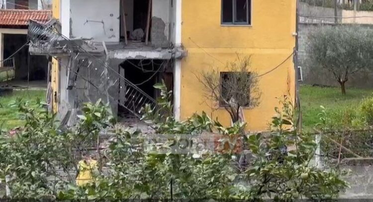 Kurbin/ Qëllohet me breshëri shtëpia e Skënder Likës, babait të..