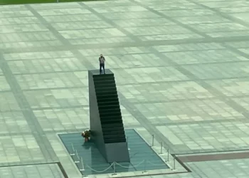 Situatë alarmi/ Një burrë kërcënon të hidhet në erë në mes të sheshit