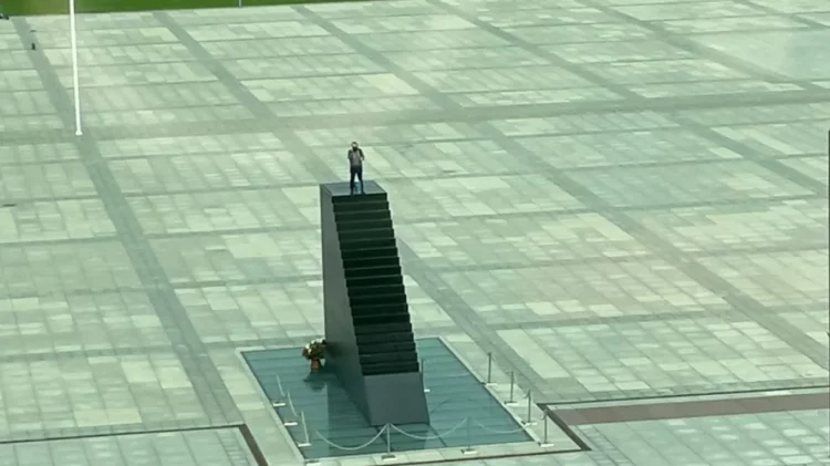 Situatë alarmi/ Një burrë kërcënon të hidhet në erë në mes të sheshit