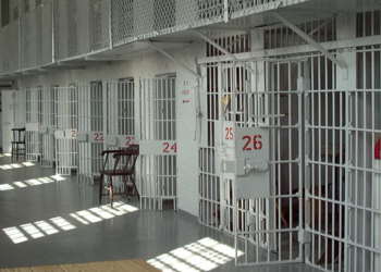 Jep dorëheqjen drejtori i paraburgimit të Vlorës