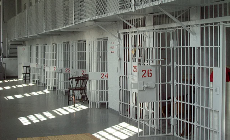 Jep dorëheqjen drejtori i paraburgimit të Vlorës