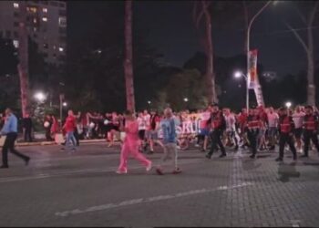 Nën masa sigurie, ja si shoqërohen tifozët çekë drejt Air Albania