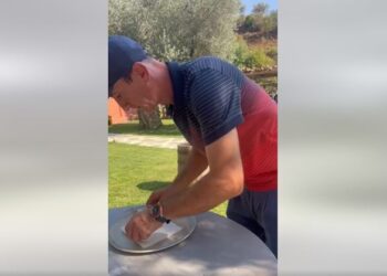 Video/ Ja deputeti shqiptar që punon si kamerier kur s’ka Kuvend