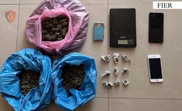 “Tempulli”/ Shisnin drogë afër një shkolle, 2 të rinj në pranga