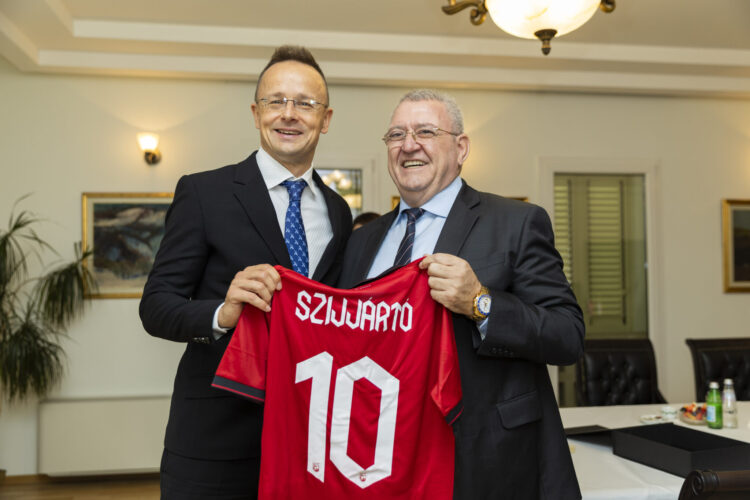 Presidenti i FSHF Armand Duka pritet nga ministri i Jashtëm hungarez