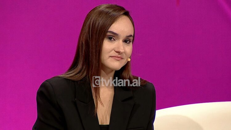 U bë nënë në moshën 18-vjeçare dhe humbi bashkëshortin, historia e Eldonës