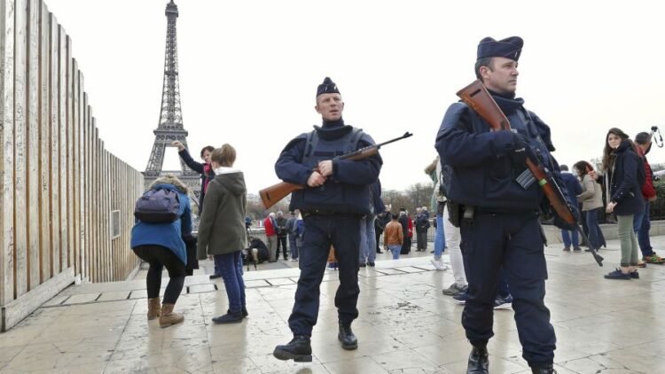 Alarmi/ Gruaja thërret “Allahu Akbar” në tren, qëllohet nga policia..