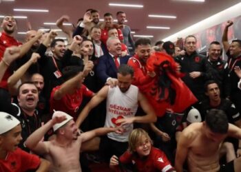 “O sa mirë me qenë shqiptar”/ Duka dhe djemtë e Kombëtares festojnë me lot dhe përqafime