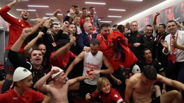 “O sa mirë me qenë shqiptar”/ Duka dhe djemtë e Kombëtares festojnë me lot dhe përqafime