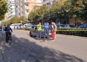 Aksident i rëndë në Fier, makina përplas dy këmbësorë