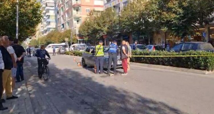 Aksident i rëndë në Fier, makina përplas dy këmbësorë