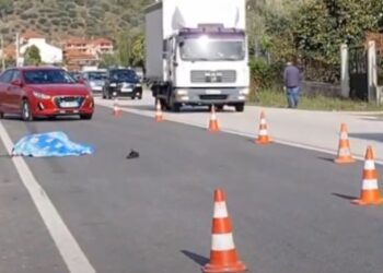 Detaje/ Hapi derën e furgonit dhe u hodh, si u vetëvra 50 vjeçarja