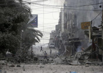 Banorët në Gaza vajtojnë për viktimat e shumta pas bombardimeve