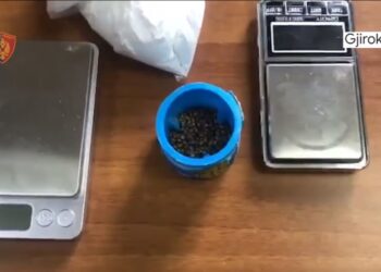 EMRAT/ Kokainë e fara kanabisi në banesë, arrestohen dy persona