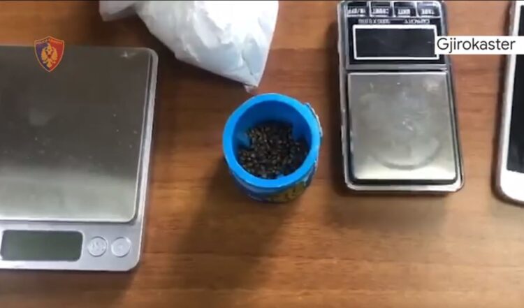 EMRAT/ Kokainë e fara kanabisi në banesë, arrestohen dy persona