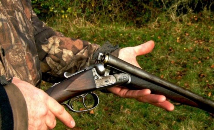 Dolën për gjueti, qëllon gabimisht mbi kushëririn e tij