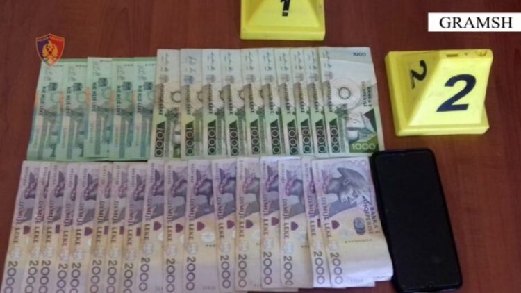 Goditi dhe grabiti të moshuarin, arrestohet 19-vjeçari në Gramsh