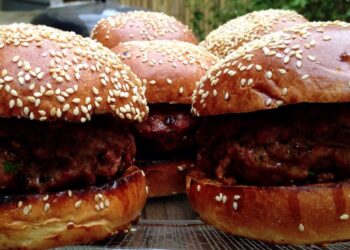 Helmohen nga ushqimi 30 persona në ‘fast food’, midis tyre 10 nxënës