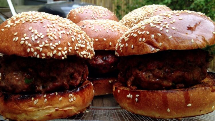 Helmohen nga ushqimi 30 persona në ‘fast food’, midis tyre 10 nxënës