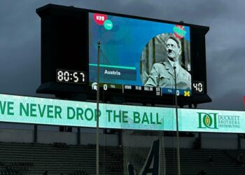 Skandali në stadium, fotografia e Hitlerit shfaqet në ekranin gjigand