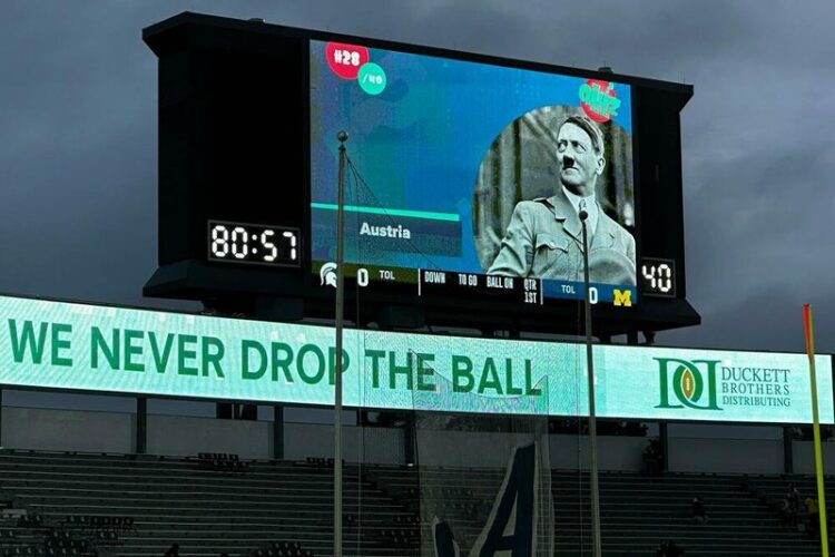Skandali në stadium, fotografia e Hitlerit shfaqet në ekranin gjigand