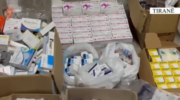 EMRAT/ Arrestohen 16 persona për kontrabandë ilaçesh, edhe farmacistë