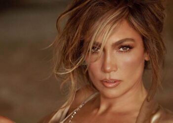 Bukuroshja Jennifer Lopez vetëm rinohet, pozon me të brendshme për…