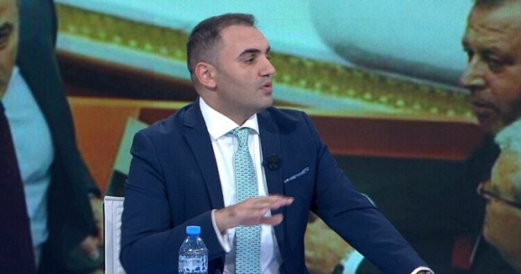 Tensionet në Kuvend, Këlliçi: Pasojë e dhunës 3-javore ndaj opozitës