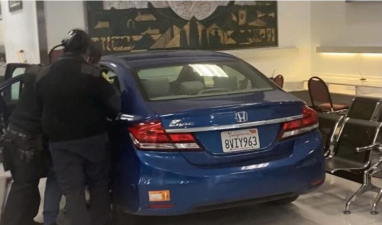 Shoferi sulmon me makinë konsullatën kineze, vritet nga oficerët