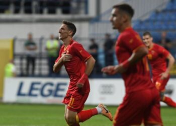 Debutoi me Malin e Zi, mesfushori shqiptar : Vetëm kur nisi himni…