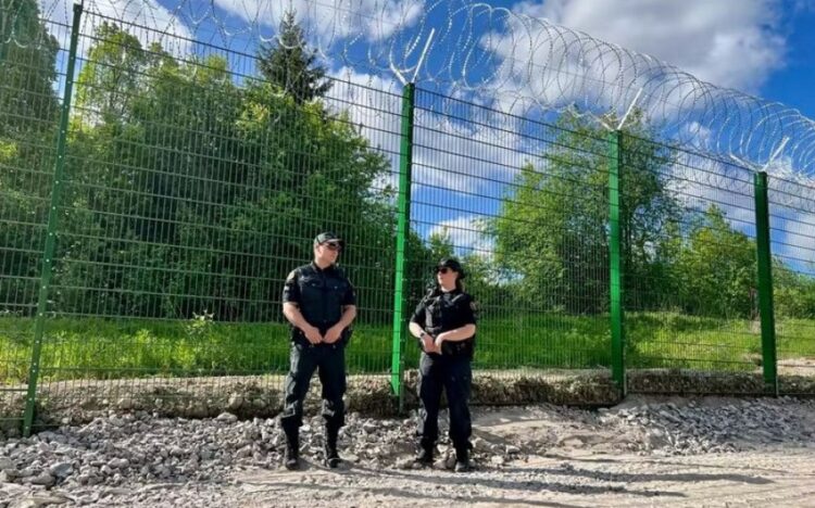 Finlanda fillon ndërtimin e gardheve në kufirin me Rusinë