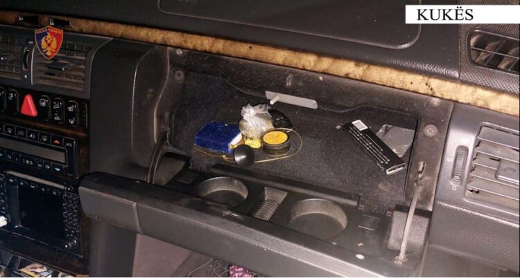 19-vjeçari kapet me kanabis dhe shkop bejsbolli në mjetin e tij