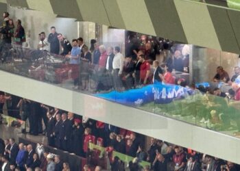 Rama e Kurti në stadium, por larg njëri-tjetrit