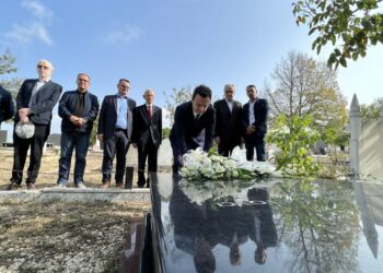 Albin Kurti bën homazhe tek varri i profesorit Ejup Statovci