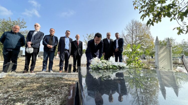 Albin Kurti bën homazhe tek varri i profesorit Ejup Statovci