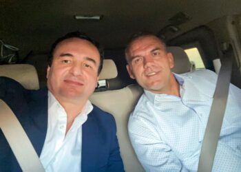 Kurti dhe djali i Adem Jasharit në mbështetje të kuqezinjve: Po vijmë!