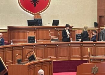 Bllokuan seancën plenare, PS kërkon përjashtimin e 26 deputetëve