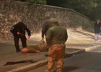 Në gjendje të dehur, ushtari ukrainas vret 2 kolegët dhe tenton të…