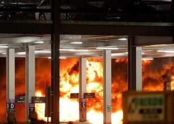 Zjarr masiv në një aeroport në Londër, anulohen të gjitha fluturimet